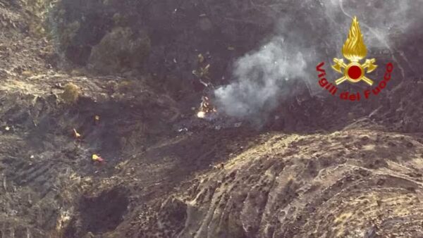 Grave incidente a Linguaglossa, Canadair dei Vigili del fuoco si schianta sull'Etna