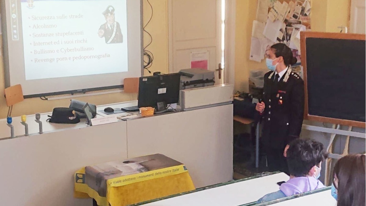I Carabinieri incontrano i giovani del liceo scientifico Boggio Lera per parlare di legalità, cyberbullismo e revenge porn