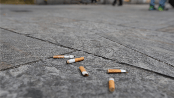 I volontari Plastic Free aiutano l’azienda Dusty a ripulire la piazza dalle cicche di sigarette