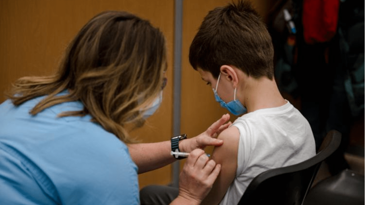Il Covid in Sicilia circola tra i giovani ma aumentano le vaccinazioni