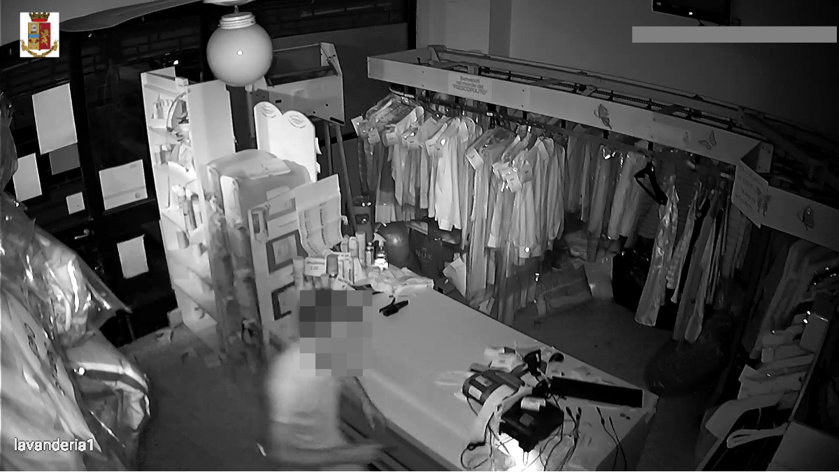 Il “ladro delle lavanderie” colpisce ancora, stavolta a riprenderlo c’è la telecamera