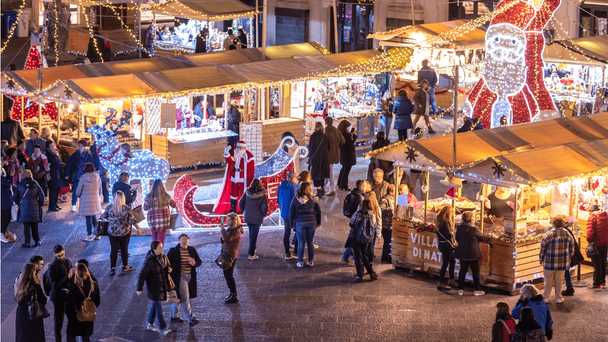 Il mercatino di Natale a Catania raccoglie tante presenze e anima il centro storico