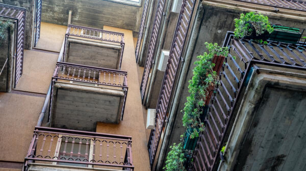 Era in procinto di lanciarsi dal balcone davanti ai figli: intervenuti 3 agenti