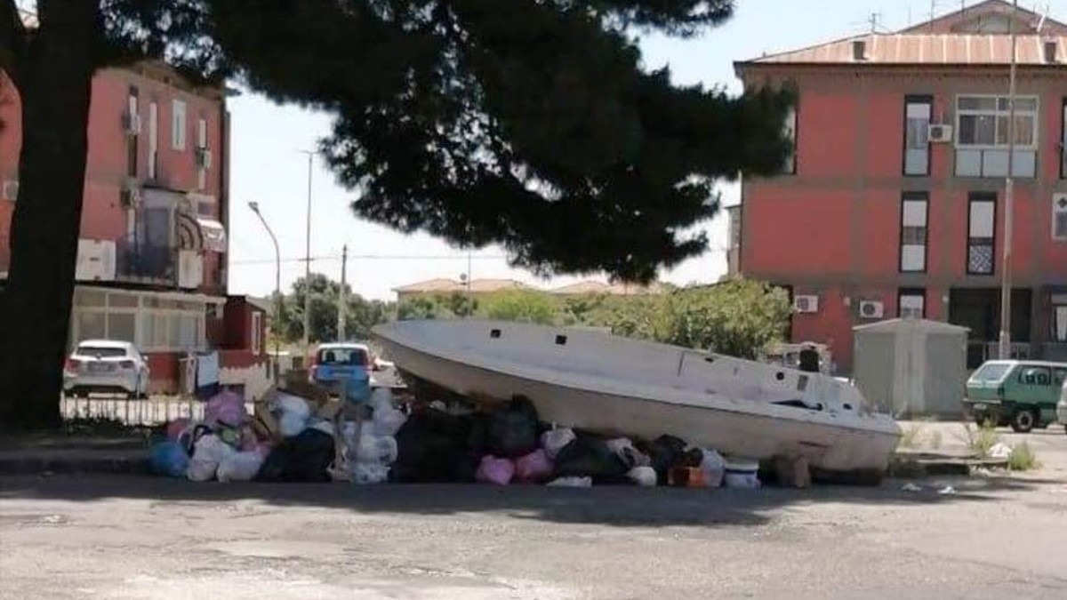 Imbarcazione abbandonata tra i rifiuti, Buceti: "Combatteremo questi incivili"