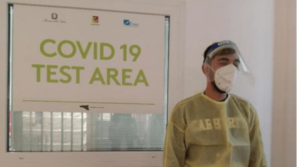 In attesa d’effettuare il test anti Covid all’aeroporto, decide di rubare la borsa di un altro passeggero in fila