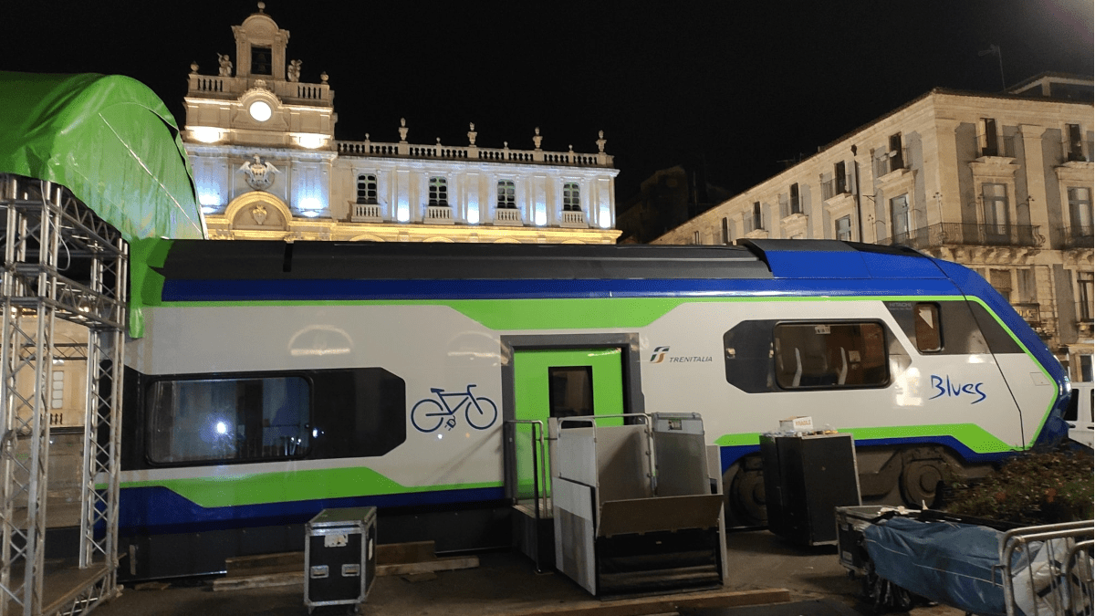 In piazza Università il prototipo treno Blues: i nuovi acquisti della Regione Siciliana in anteprima