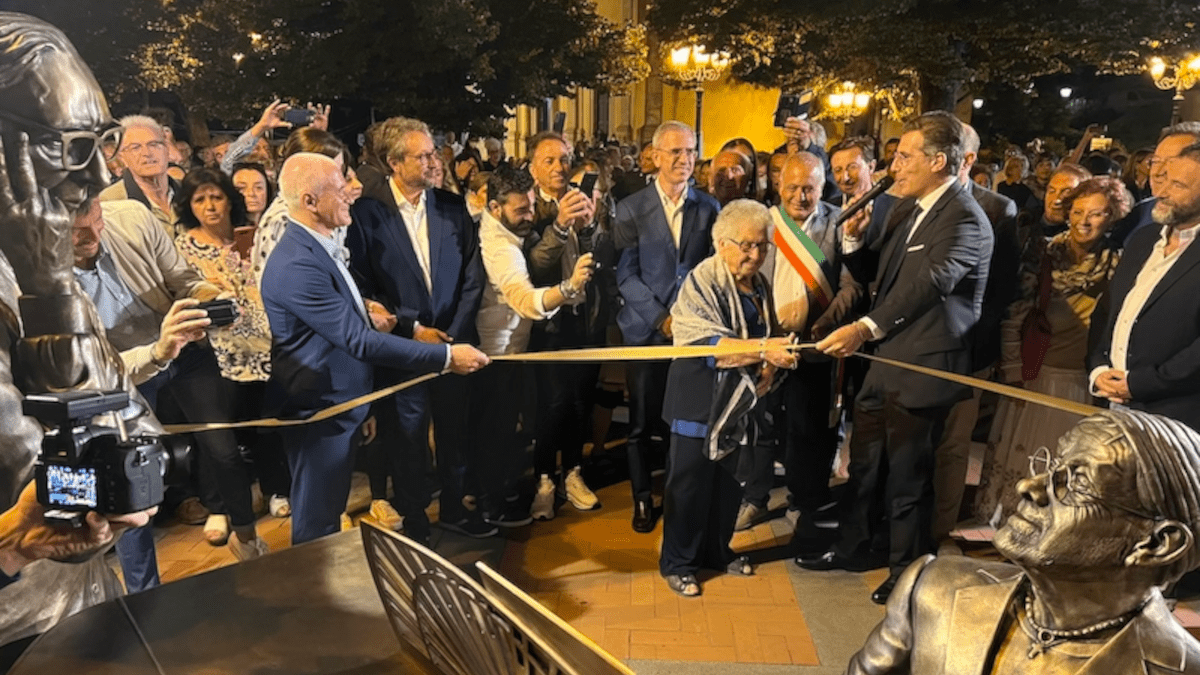 Inaugurata la statua omaggio per Franco Battiato e Lucio Dalla a Milo (LE FOTO)