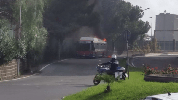 Incendio bus linea 523 a piazza Borsellino, Amts: «Incendio improvviso, accertamenti in corso»