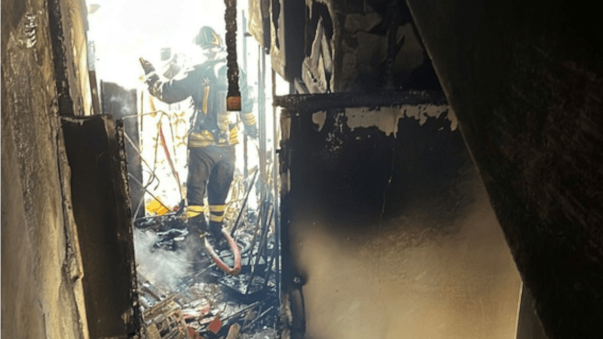 Incendio in un palazzo in via Aurora: salvate 15 famiglie da una fine nefasta: due agenti intossicati