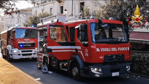 Abitazione in fiamme nel Catanese: soccorsi ancora in azione