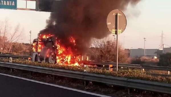 Incendio sulla Siracusa-Catania: coinvolto un bus di linea