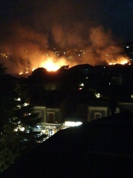 Mascalucia, ampio rogo sveglia la popolazione. Ecco il video e le immagini sconvolgenti delle fiamme