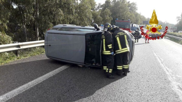 Incidente sulla Catania-Messina: auto si ribalta, e invade la carreggiata opposta