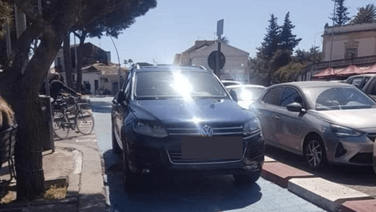 Inciviltà a Catania, posteggia l'auto sulla pista ciclabile intralciando la circolazione