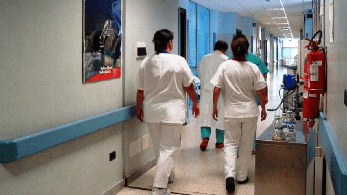 Infermiere accusato dell’omicidio di due pazienti: ospedale lo sospende dal servizio (I DETTAGLI)