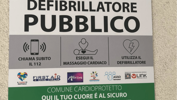 Installato nuovo defibrillatore auspicando non sia rapidamente rubato e possa dunque salvare vite