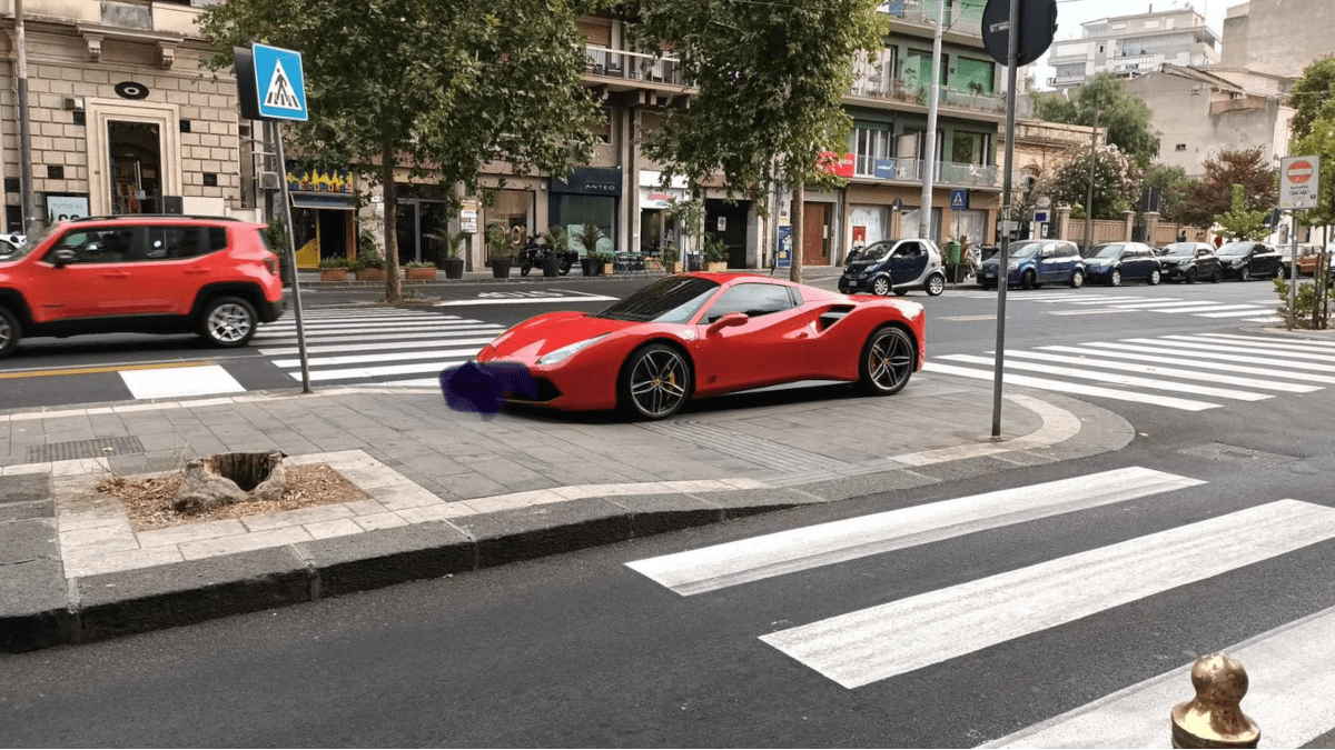 La Ferrari a Catania si parcheggia sopra il marciapiede: la foto che indigna e fa discutere