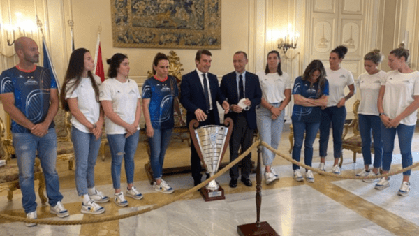 La squadra Ekipe Orizzonte ricevuta in Municipio con la Coppa dello Scudetto