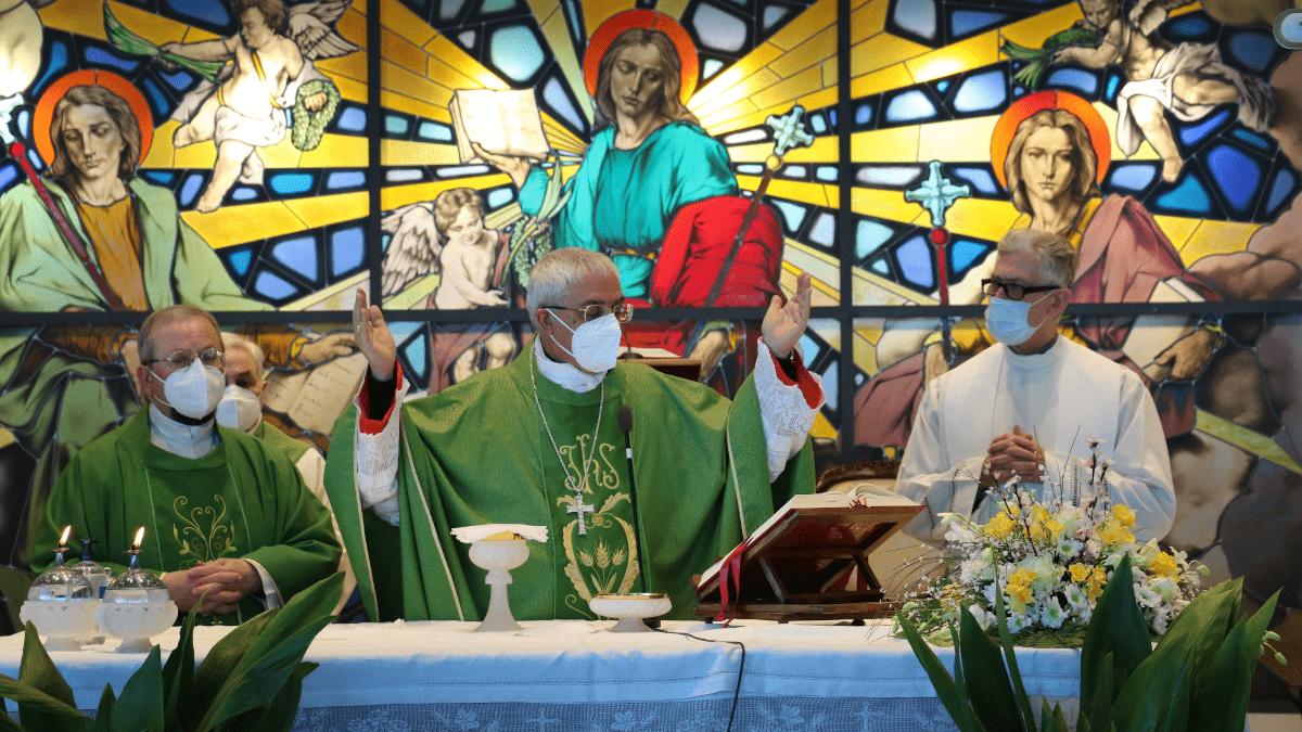 L’arcivescovo Renna sceglie l’ospedale Cannizzaro per la prima visita al mondo della sanità