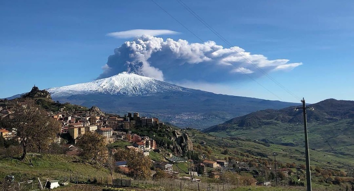L'Etna continua il suo spettacolo: fontane di lava alte 1 metro e nube di cenere dal cratere di Sud-Est