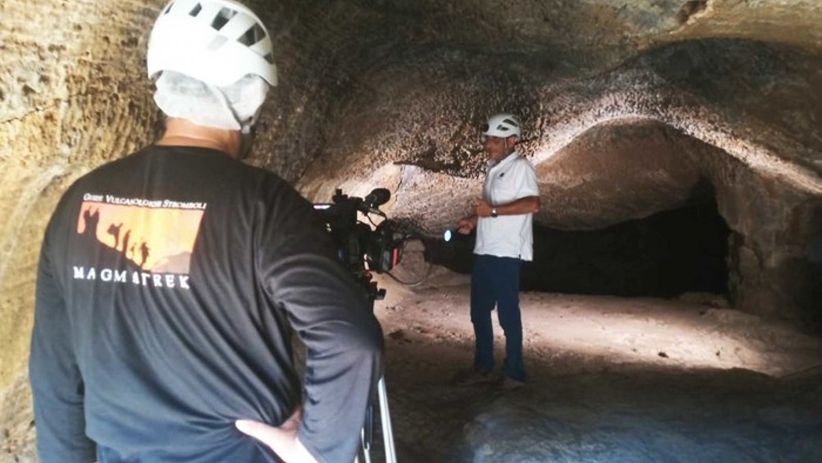 L'Etna "spiata" attraverso dei speciali sensori inseriti nelle grotte