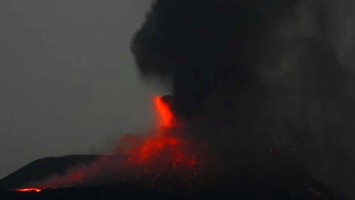 L'Etna torna a ruggire: nuova fontana di lava e boati nella notte