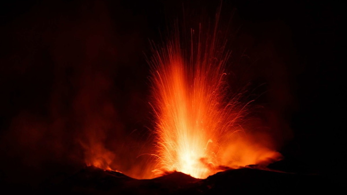 Lo spettacolo dell'Etna: cessata l'eruzione dal cratere di Sud-Est