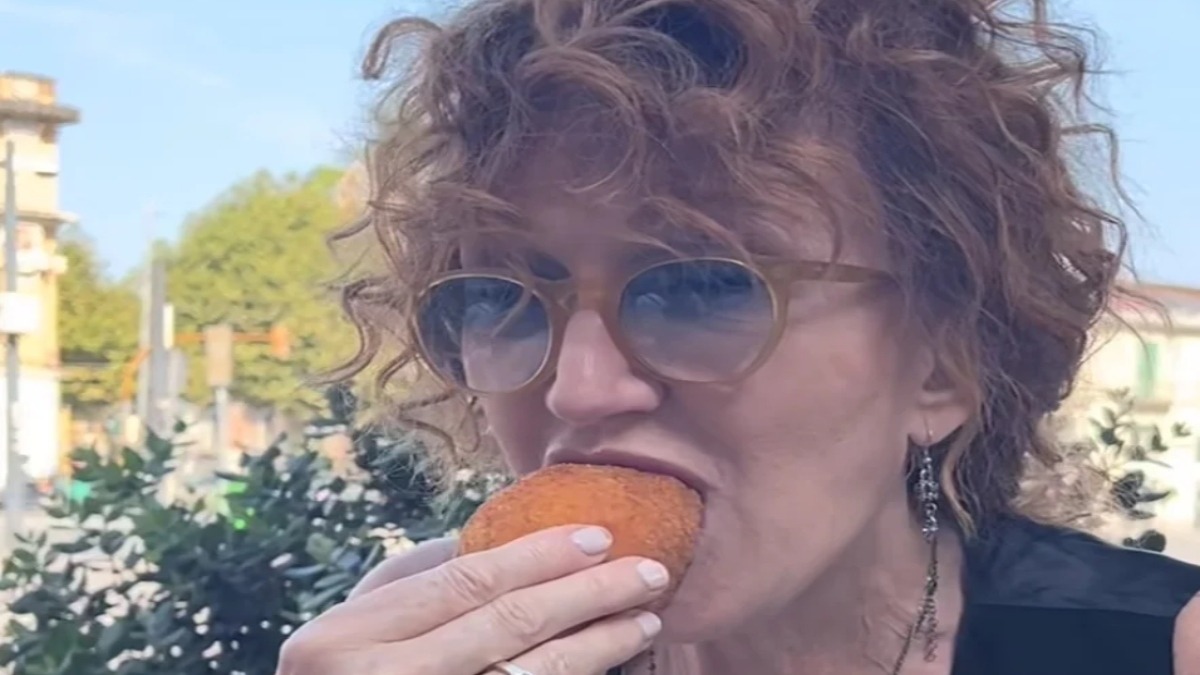 Fiorella Mannoia ringrazia la Sicilia, mangiando un "arancino". Ecco il suo video virale