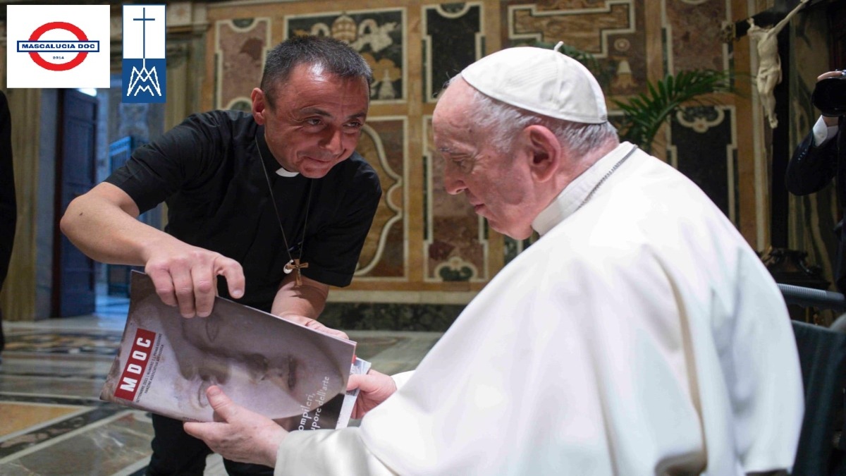Mascalucia, Padre Alfio consegna a Papa Francesco la rivista "MDOC" dedicata a Mompileri