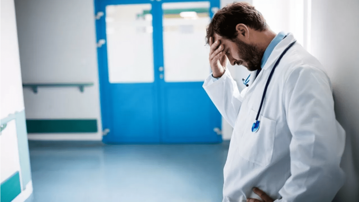 Medico aggredito al pronto soccorso del catanese: costretto a lavorare 18 ore anche dopo aggressione