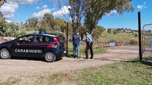 Mega discarica abusiva in fiamme scoperta nel catanese