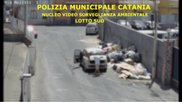 Mille incivili incastrati dalle telecamere mentre deturpano Catania con rifiuti di ogni genere