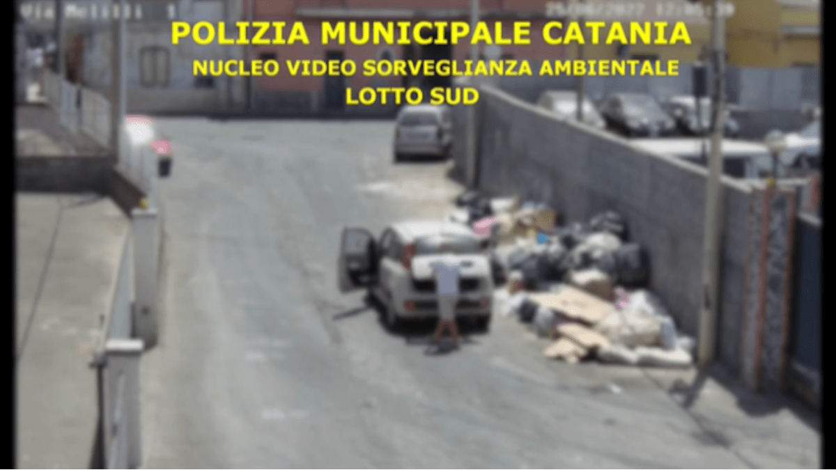 Mille incivili incastrati dalle telecamere mentre deturpano Catania con rifiuti di ogni genere