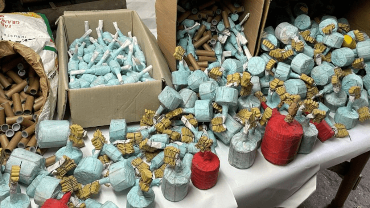 Nasconde 700 Kg di fuochi d’artificio e altro materiale pirotecnico illegale tra i pomodori (I FATTI)
