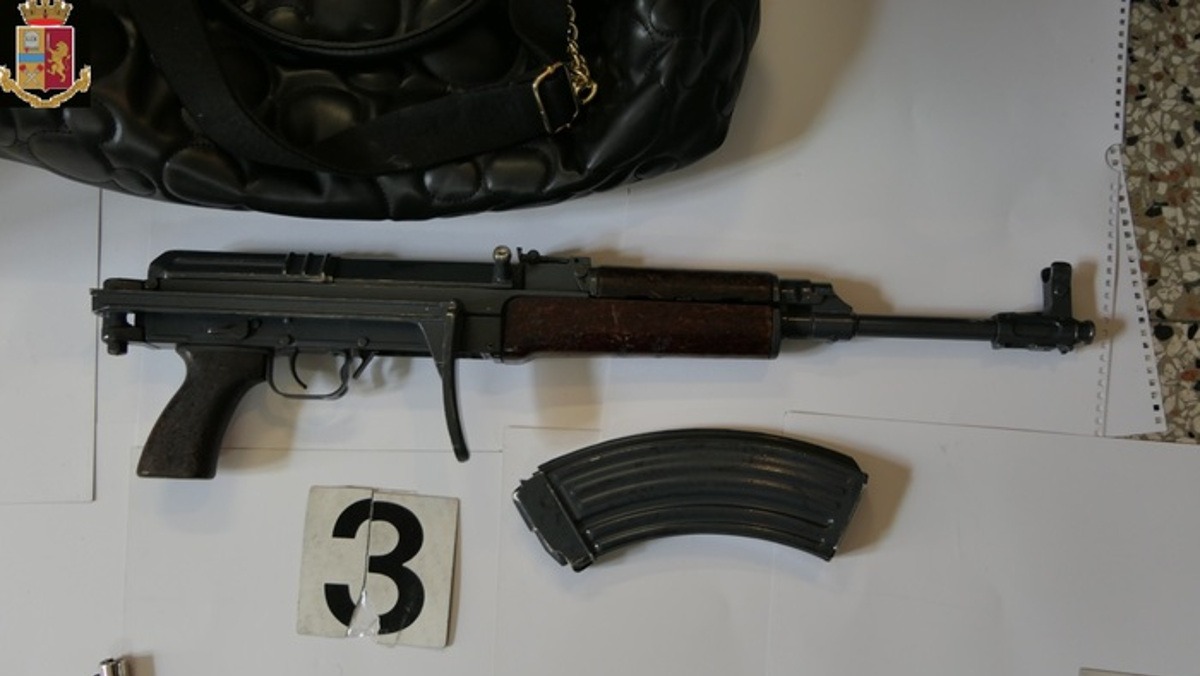 Nascondevano un Kalashnikov in garage: scattate le manette per 2 catanesi