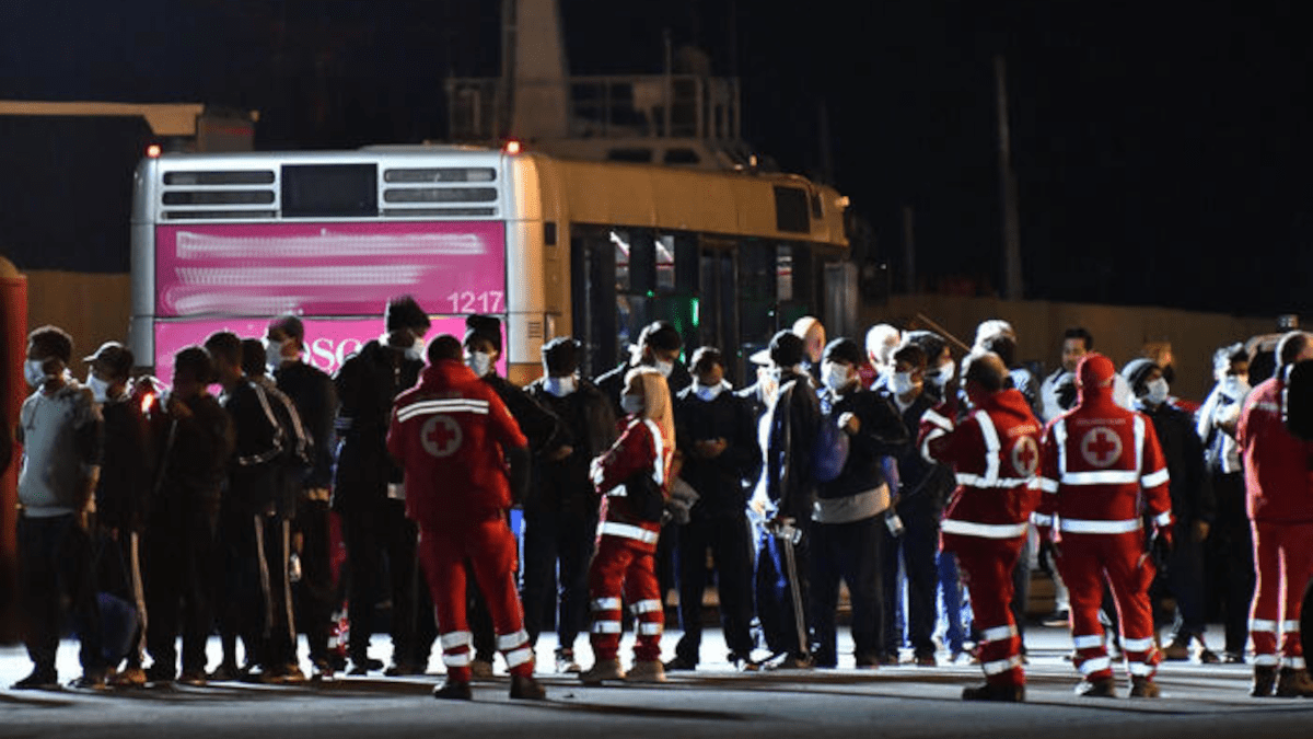 Navi Ong al Porto di Catania “liberate”: sbarcati tutti i migranti a bordo e condotti al Palaspedini