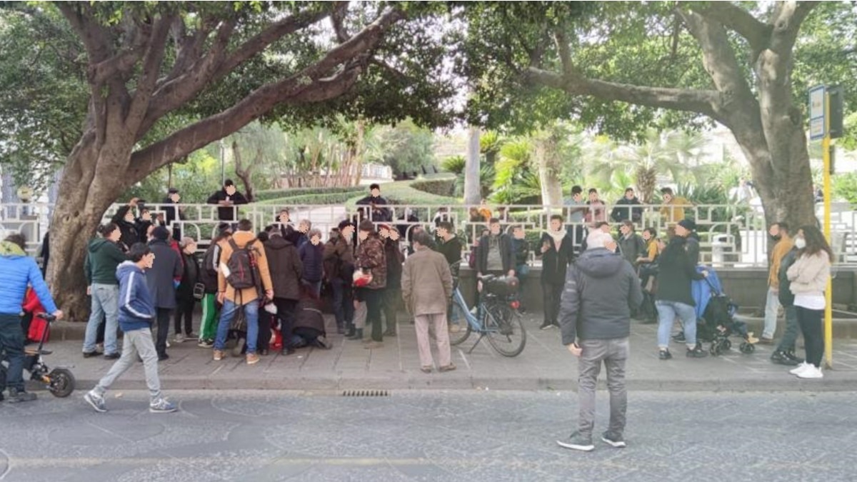Negazionisti Covid manifestano alla Villa Bellini senza autorizzazione: sanzionati