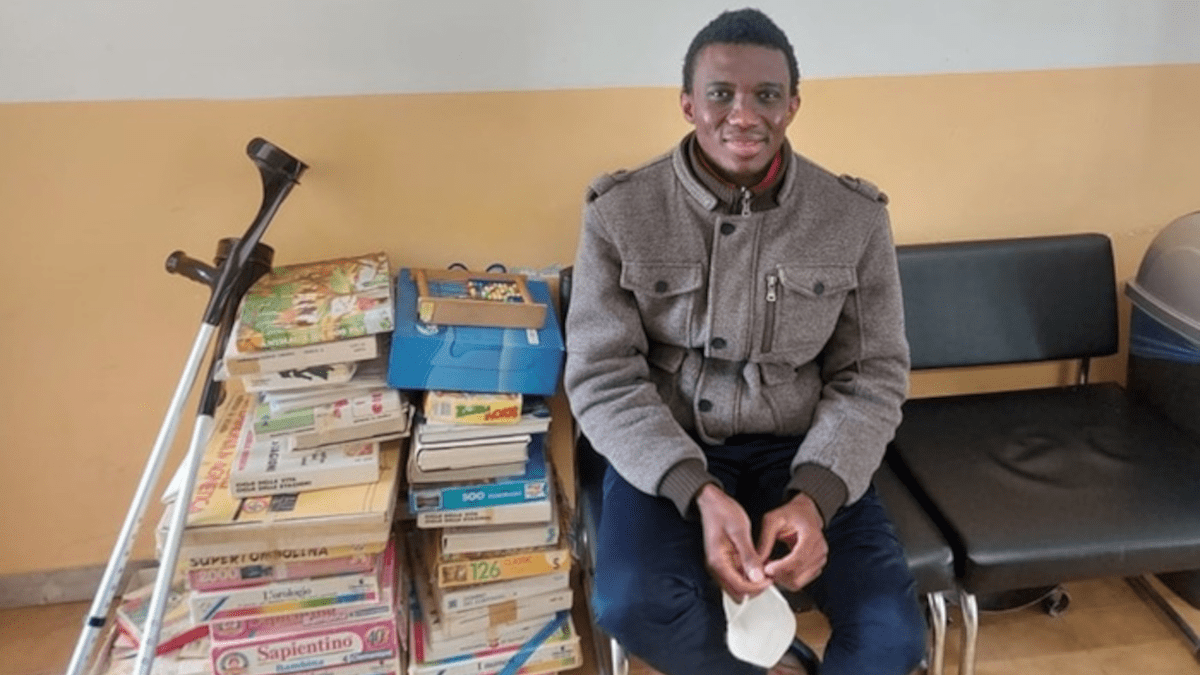 Nigeriano ingiustamente incarcerato chiede la protesi dopo avergli amputato la gamba in carcere