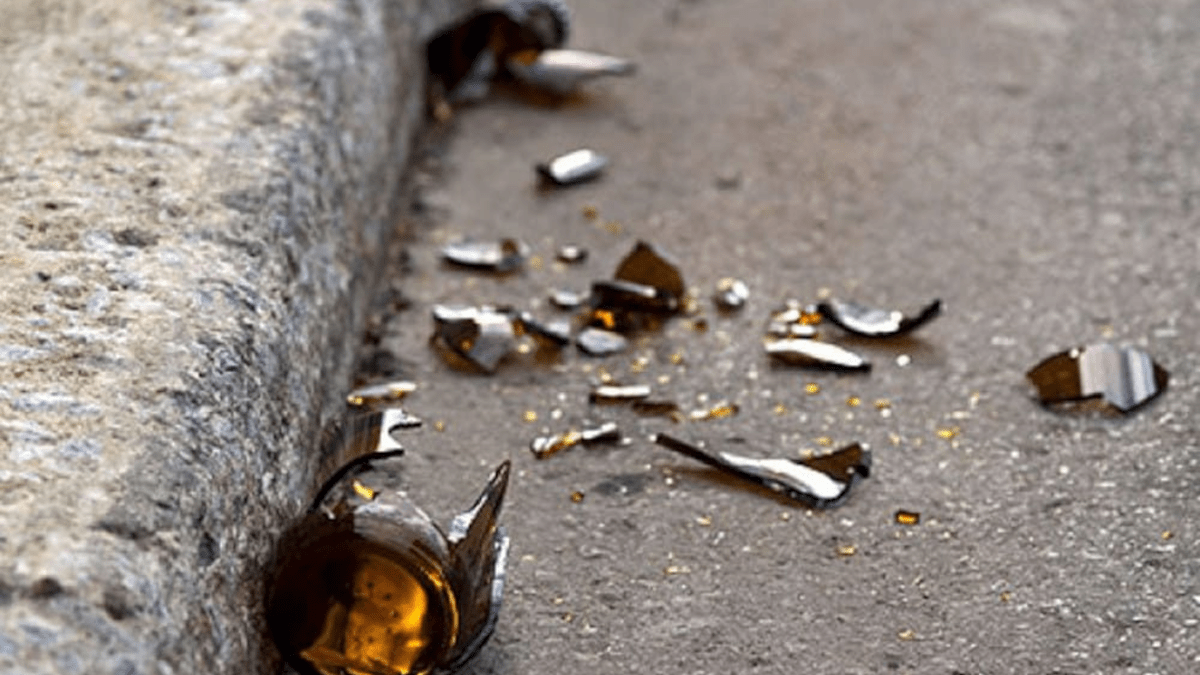 Nigeriano ubriaco aggredisce passanti con bottiglia di vetro e danneggia Volante: è irregolare (I DETTAGLI)