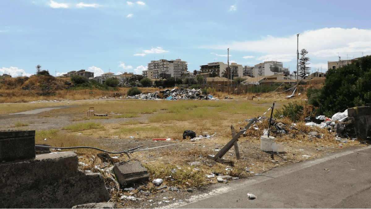 Non è più un campo Rom ma permane un sito abbandonato: lo slargo in via Anfuso senza sicurezza