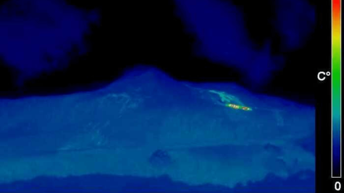 Nuova bocca effusiva sull’Etna nella parte alta della Valle del bove