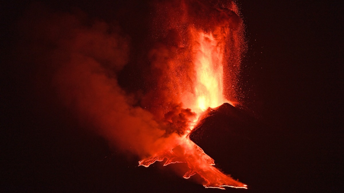 Nuovo parossismo dell'Etna dal cratere di Sud-Est: fontana di lava, pioggia di lapilli e cenere lavica
