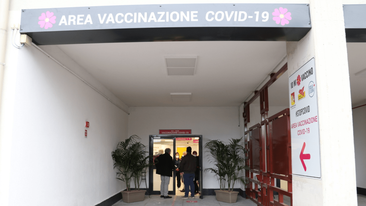 Ospedale Cannizzaro cambia le regole: vaccinazione anti Covid solo su prenotazione