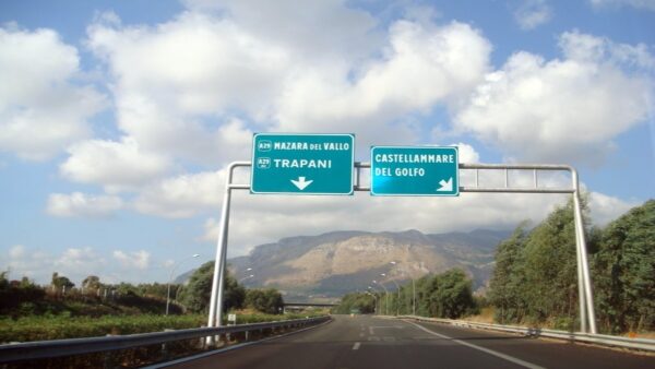 Caos sull'autostrada: furgone si ribalta, drammatiche scene e traffico in tilt