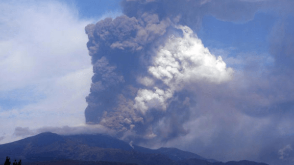 Parossismo Etna: fontana di lava e “pioggia” di cenere dal cratere sud est, interessata l’A18 (I DETTAGLI)