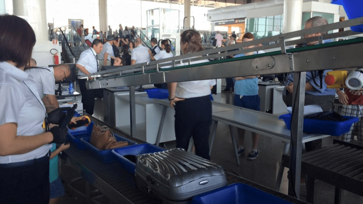 Passeggero in partenza per Roma trovato ai controlli aeroportuali con due armi (I DETTAGLI)