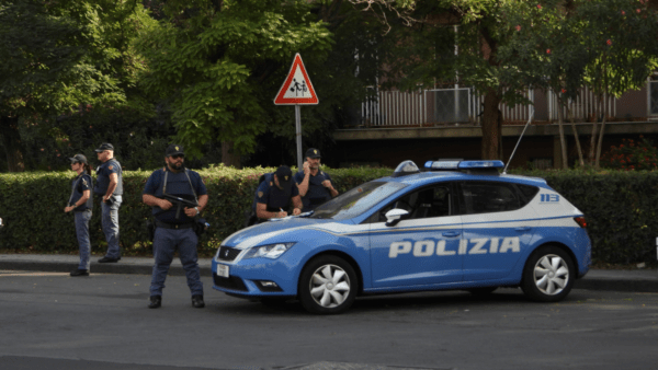 Passeggia tra le auto parcheggiate al centro storico: due furti su tre riusciti (I FATTI)