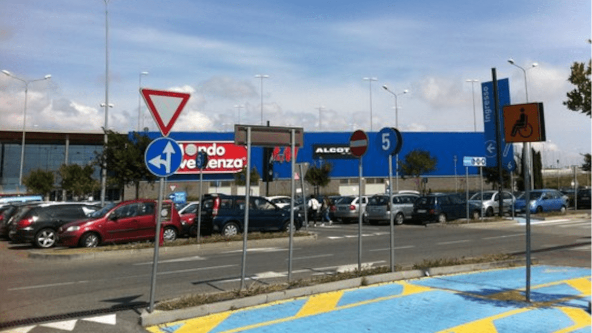 Passeggiava nel parcheggio di Porte di Catania alla ricerca di catalizzatori