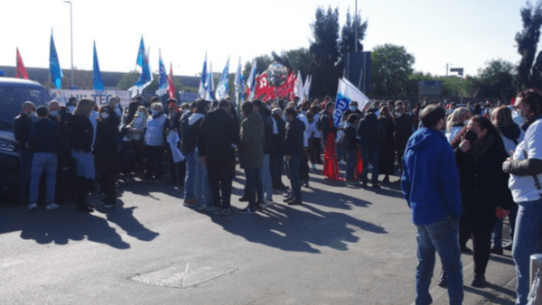 Pfizer Catania: l’annuncio dei 130 esuberi contrastati con presidio davanti al cancello (I DETTAGLI)