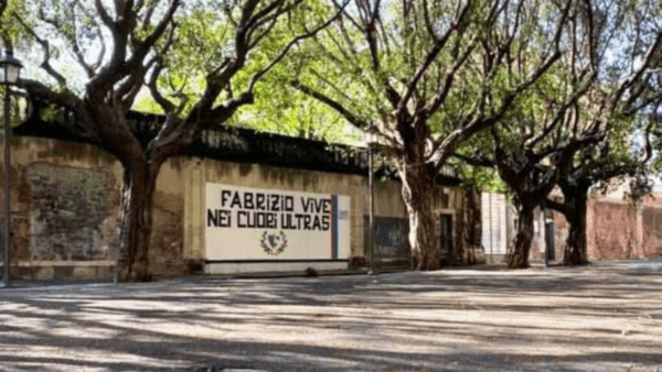 Piazza Dante: rimossi imbrattamenti e murales ultrà Calcio Catania nel muro dei Benedettini, al suo posto una targa commemorativa